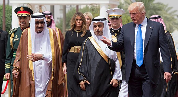 عطوان: باج‌گیری از کشور‌های عربی، تنها مسئله بااهمیت برای ترامپ است/ رئیس‌جمهور آمریکا از ایران می‌ترسد