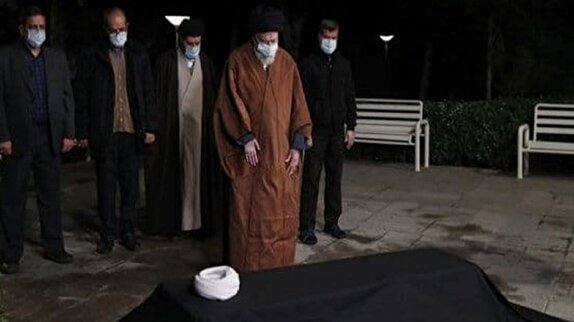رهبر انقلاب سحرگاه شنبه بر پیکر علامه مصباح یزدی اقامه نماز کردند